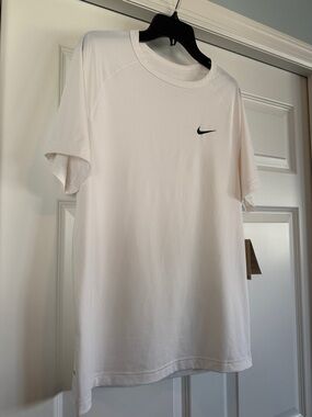 Men’s Nike Ivory Short Slv Performance Tee with Black Swoosh Size S NWT Dri-Fit